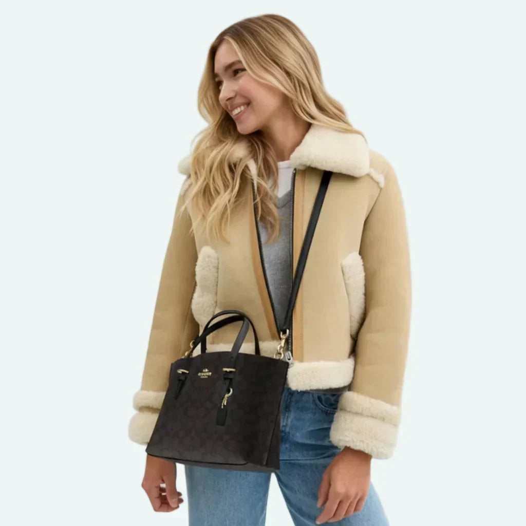 Die Mollie Tragetasche 25 aus Signature Canvas – Walnuss/Schwarz